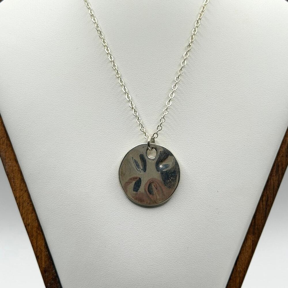 Silver‑Tone Hammered Circle Pendant Necklace – Minimalist & Artsy (9" Drop)